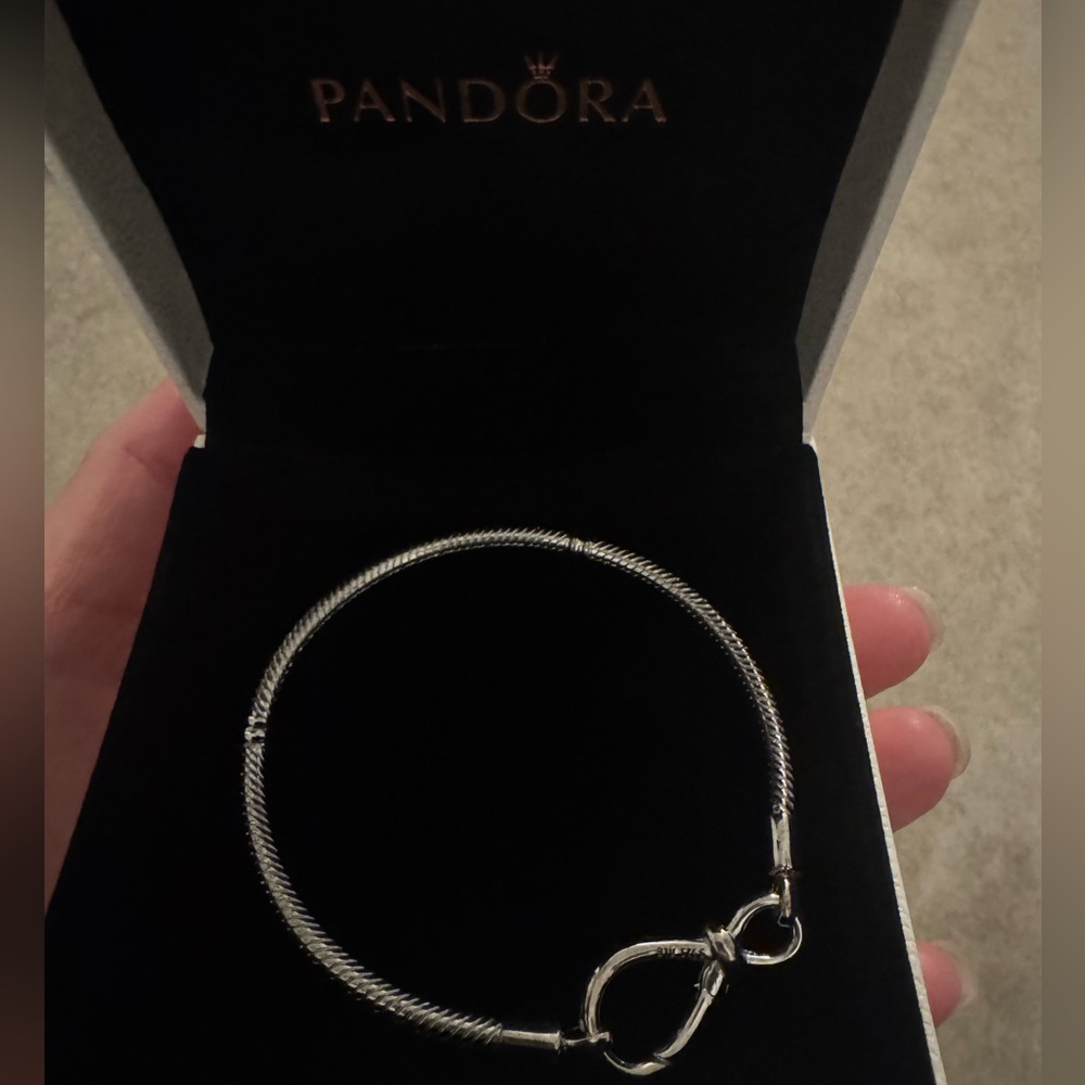 Pandora Silver infinity clasp Bracelet - New without Tags and Gift Box - Picture 3 of 5